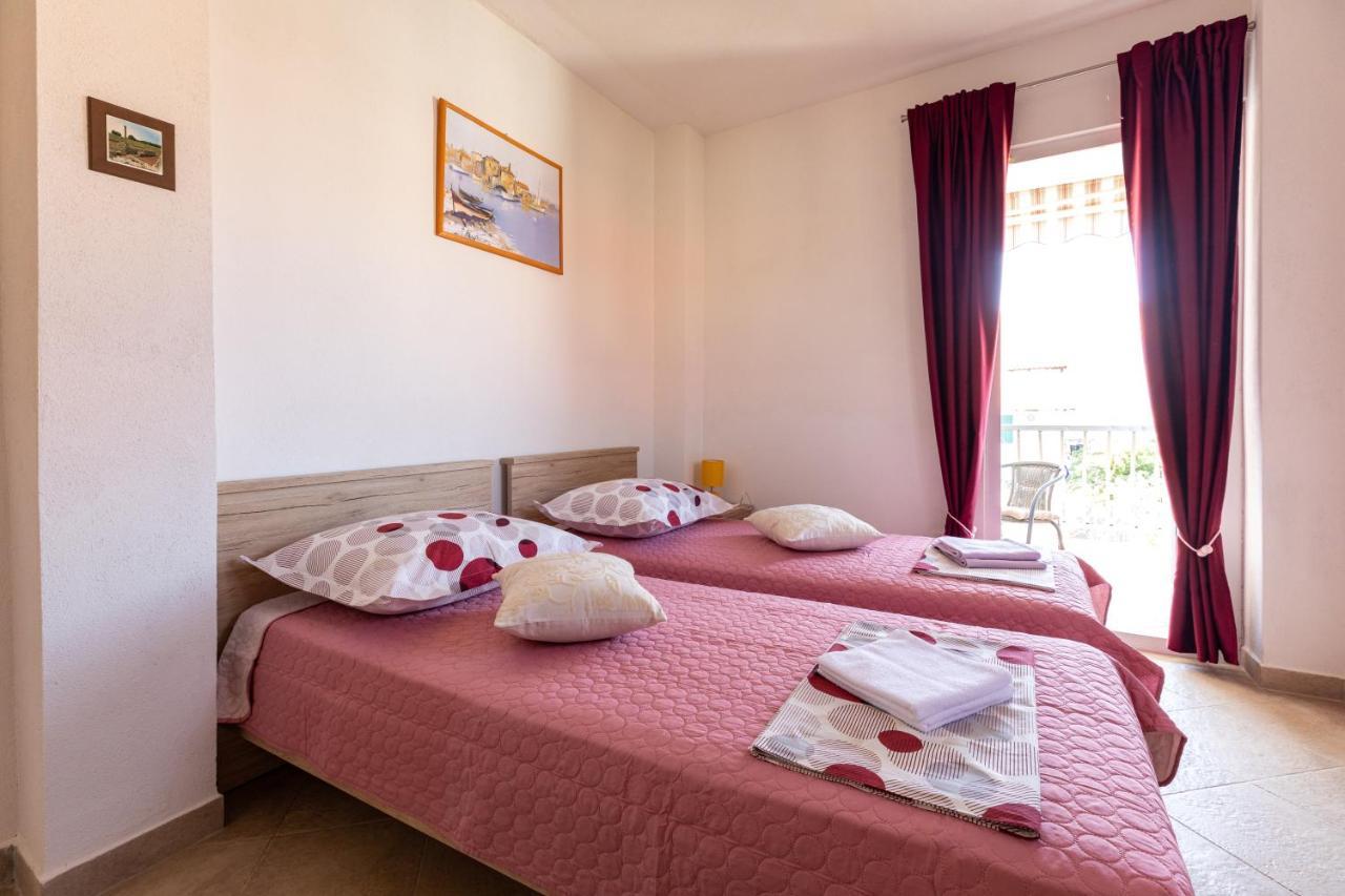 Cozy 1-Bedroom Apartment Near The Center Of Trogir Eksteriør bilde