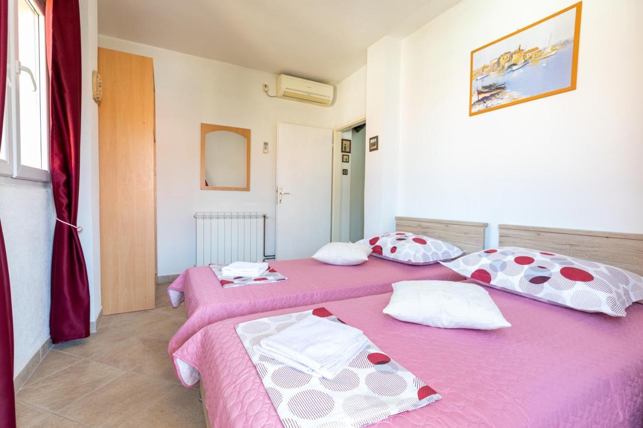 Cozy 1-Bedroom Apartment Near The Center Of Trogir Eksteriør bilde