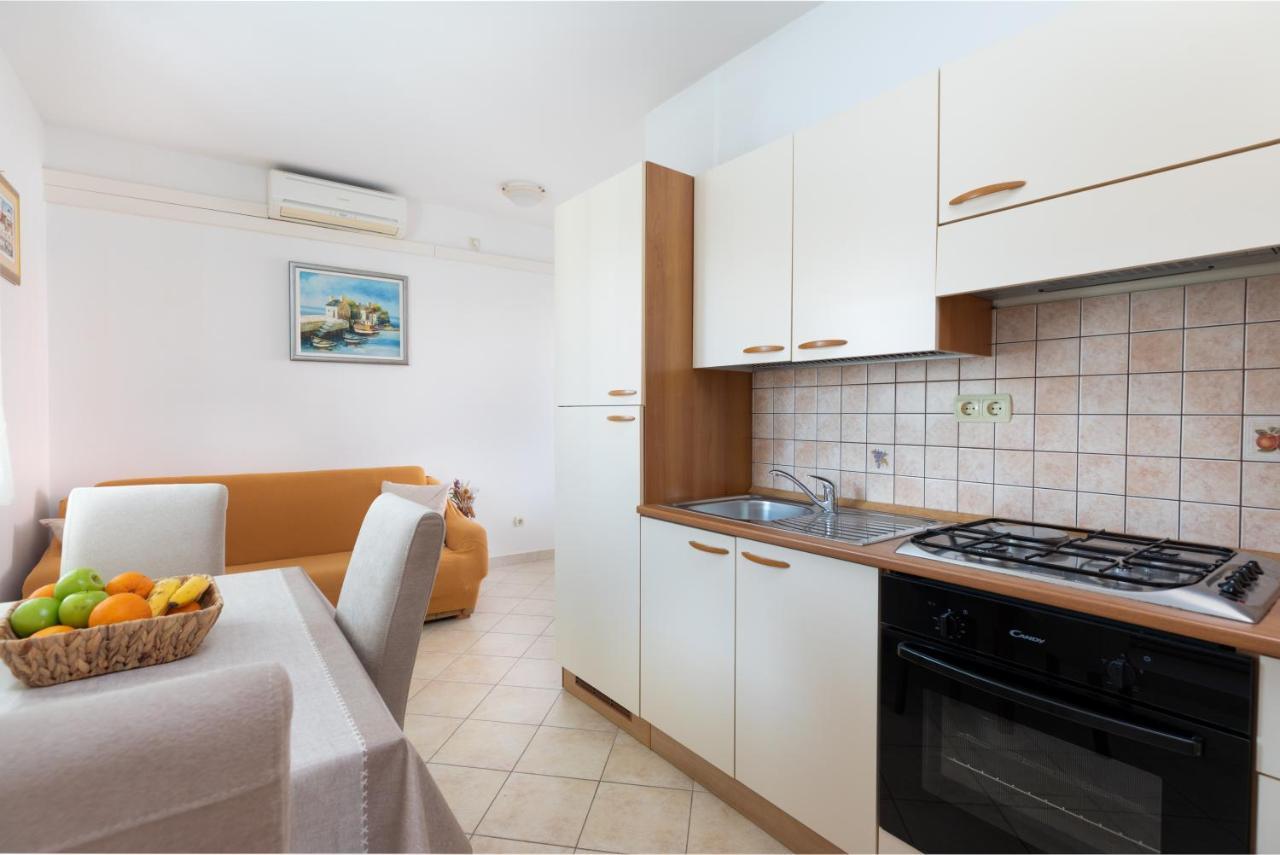 Cozy 1-Bedroom Apartment Near The Center Of Trogir Eksteriør bilde