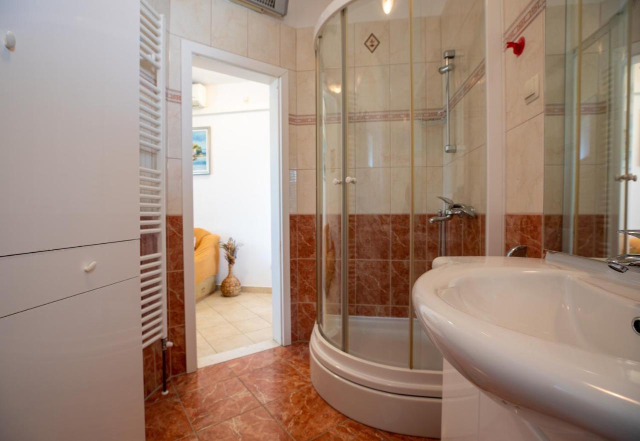 Cozy 1-Bedroom Apartment Near The Center Of Trogir Eksteriør bilde