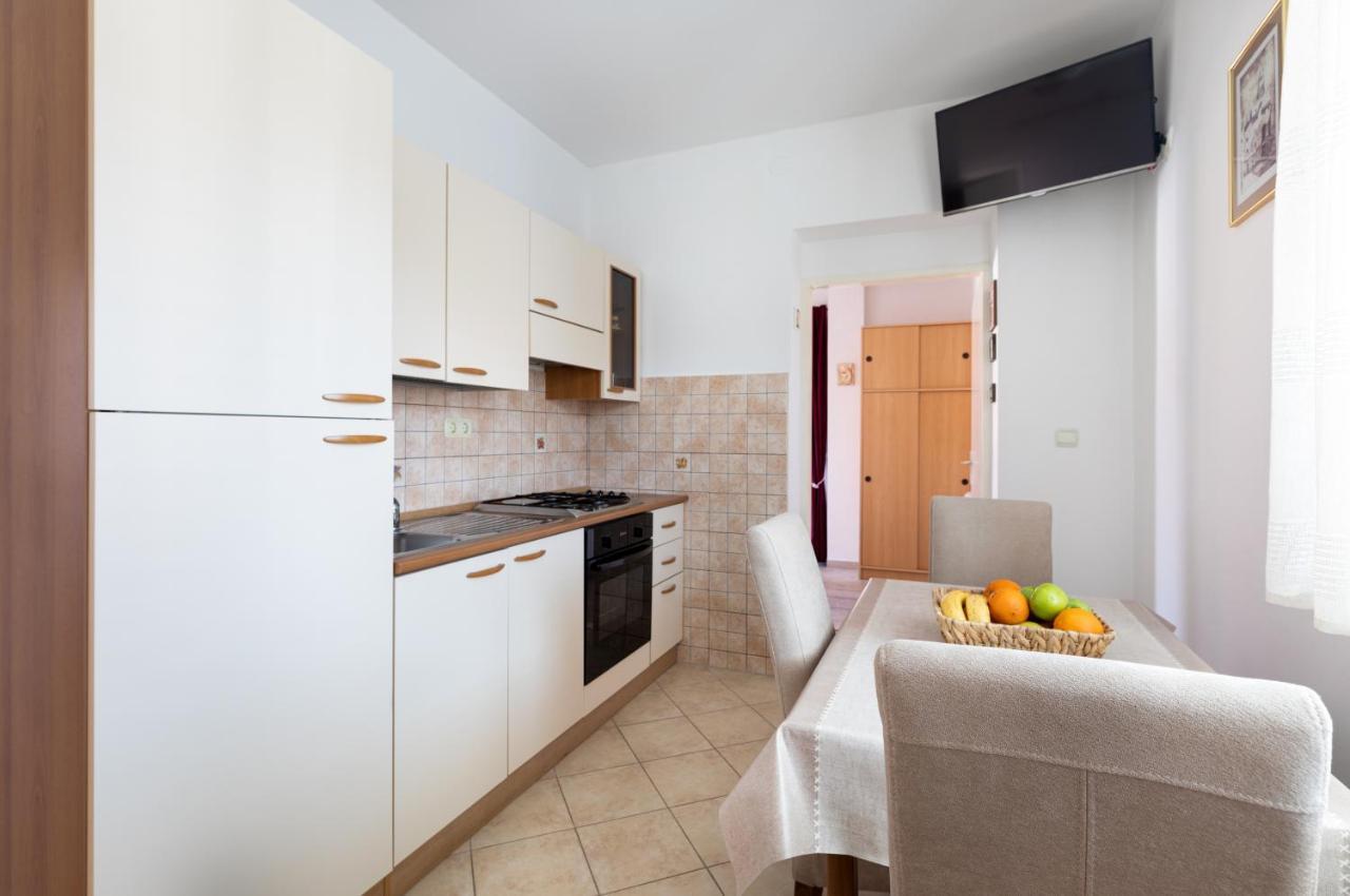 Cozy 1-Bedroom Apartment Near The Center Of Trogir Eksteriør bilde