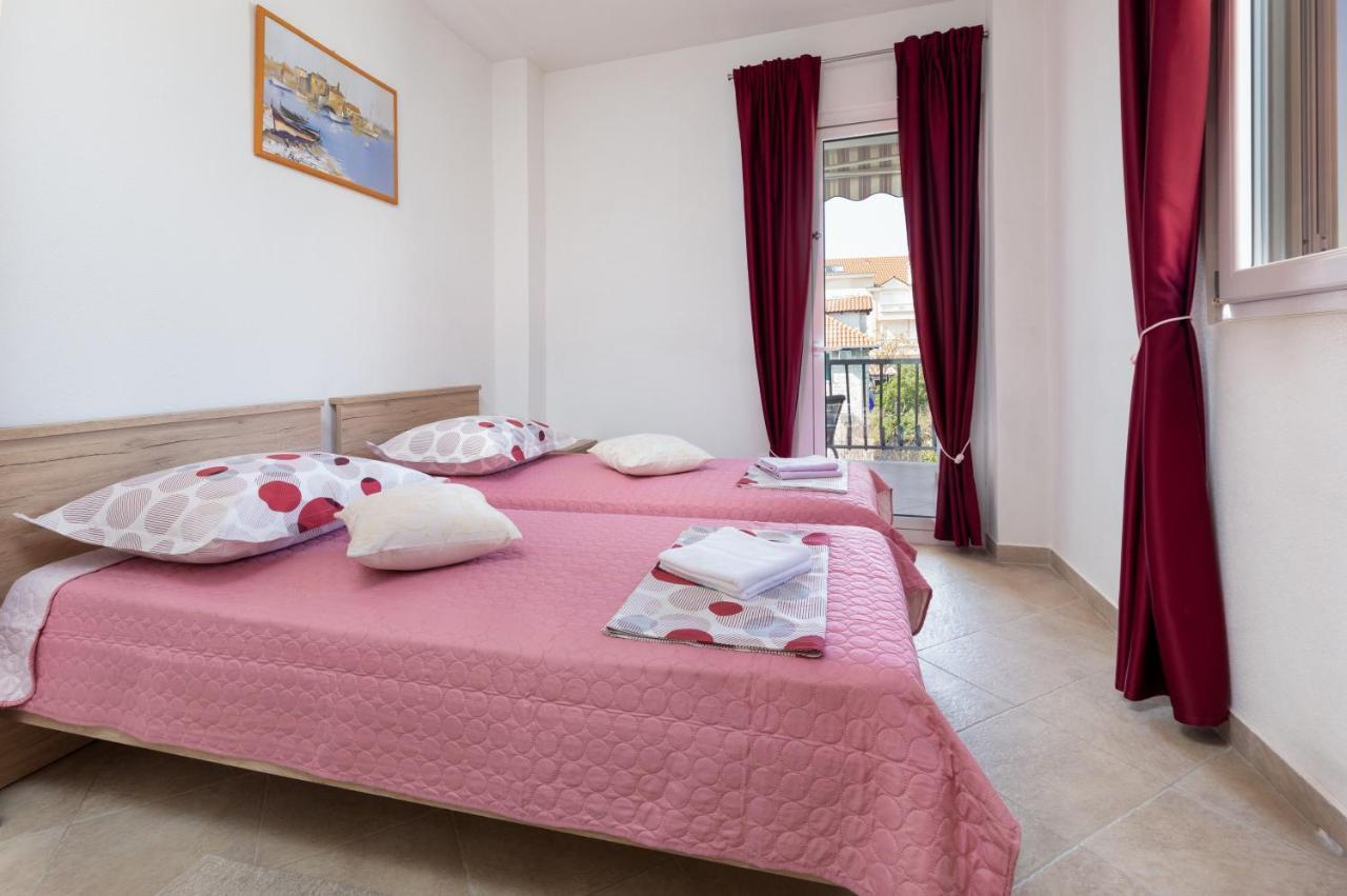 Cozy 1-Bedroom Apartment Near The Center Of Trogir Eksteriør bilde